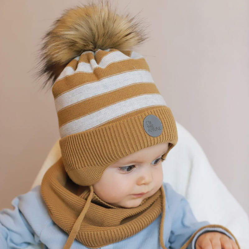 czapka-zimowa-wiazana-w-pasy-z-pomponem-futrzanym-caden-pupill m.jpg